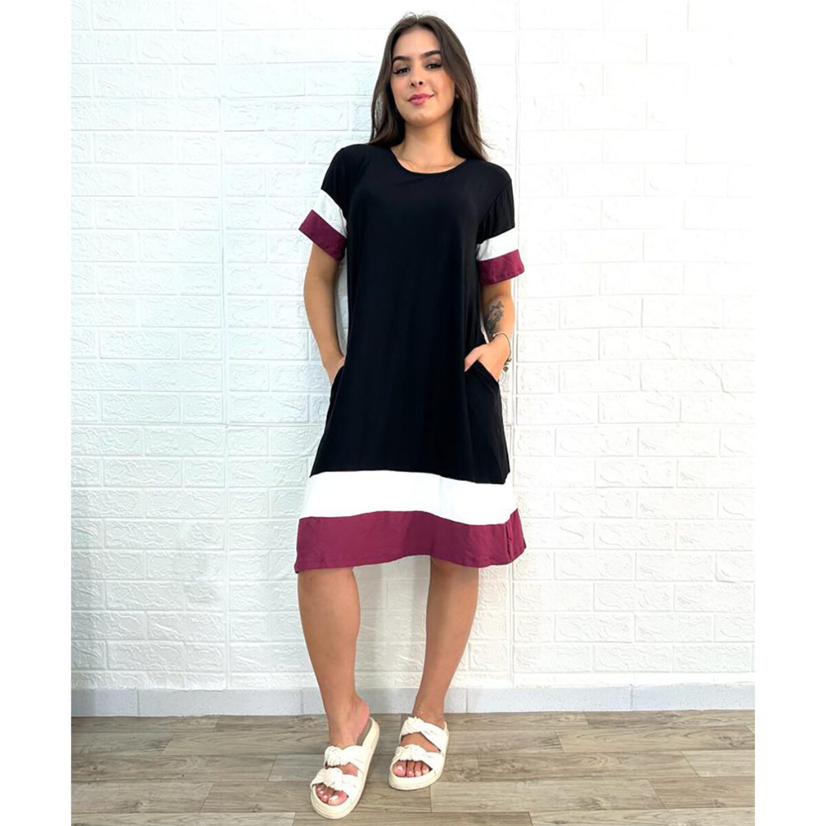 Vestido Curto em Malha Tri Color Preto Branco Bordo