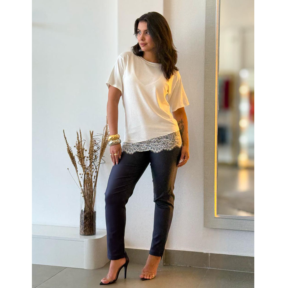 Blusa Assimétrica Com Renda Off