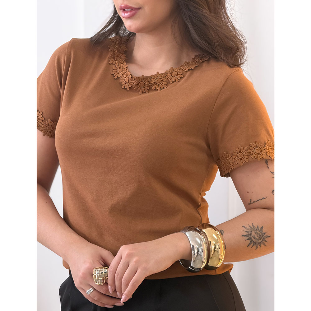 Blusa Marrom Com Aplicação De Flores