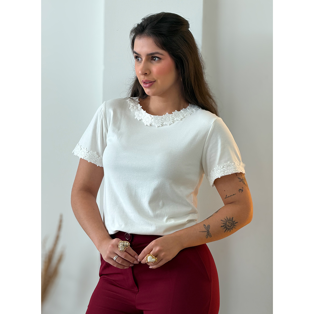 Blusa Branca Com Aplicação De Flores