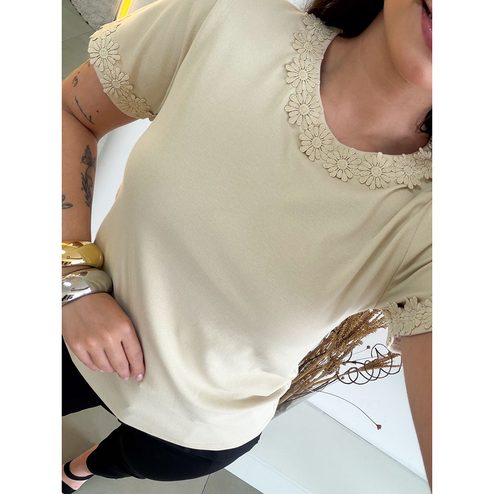 Blusa Nude Com Aplicação De Flores