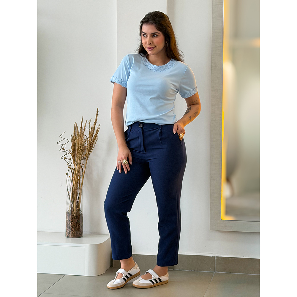 Blusa Azul Com Aplicação De Flores