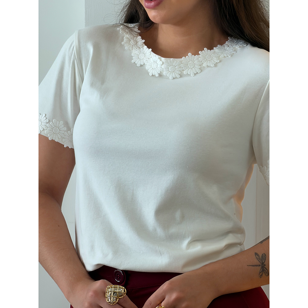 Blusa Branca Com Aplicação De Flores