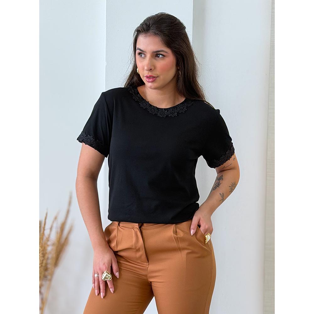 Blusa Preta Com Aplicação De Flores