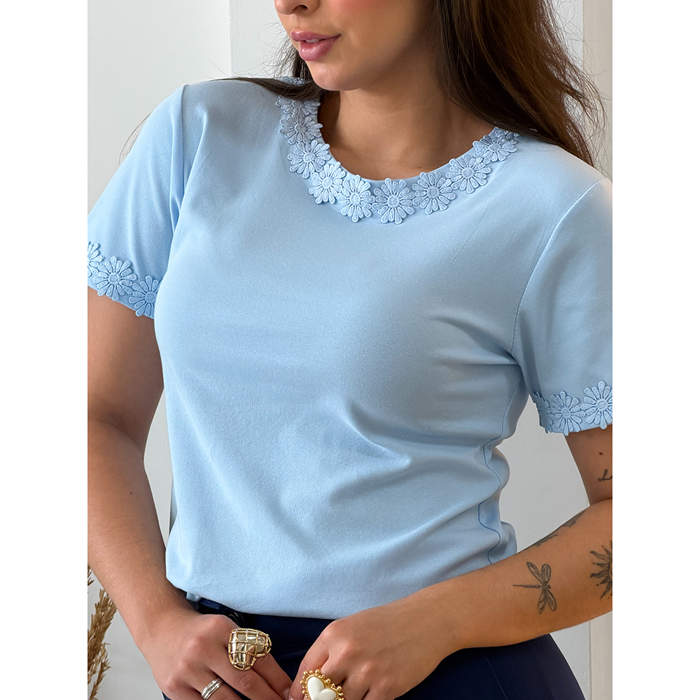 Blusa Azul Com Aplicação De Flores