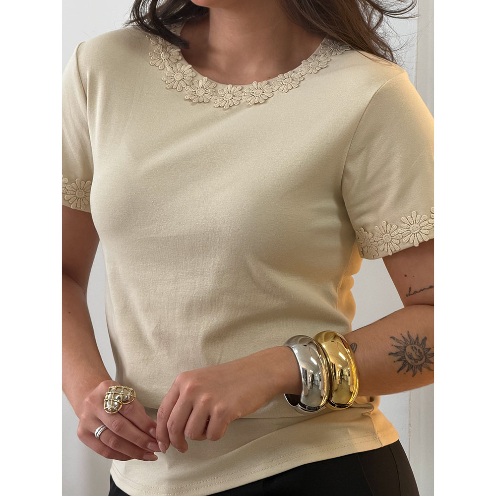 Blusa Nude Com Aplicação De Flores