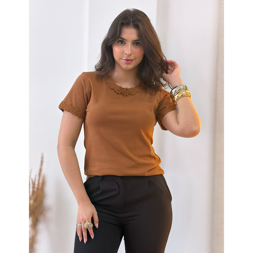 Blusa Marrom Com Aplicação De Flores