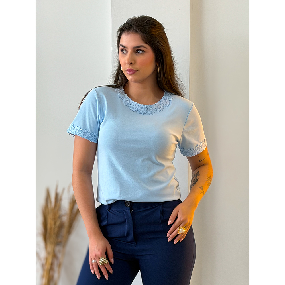 Blusa Azul Com Aplicação De Flores