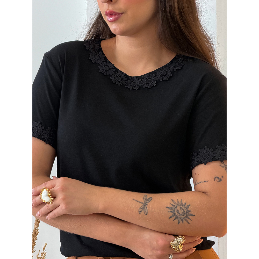 Blusa Preta Com Aplicação De Flores